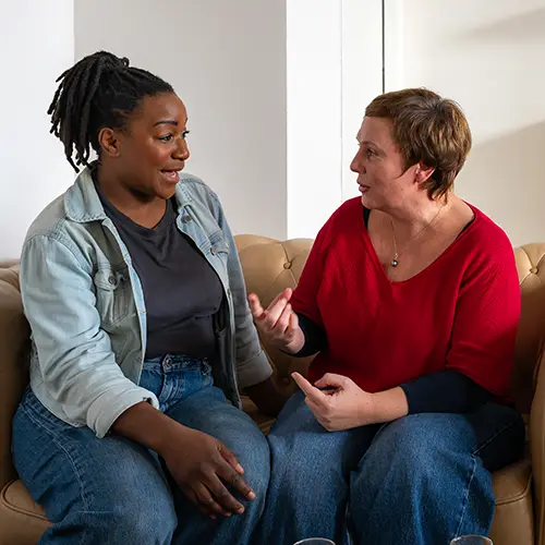 Deux femmes entrepreneuses qui discutent sur un canapé Deux femmes entrepreneuses qui discutent sur un canapé