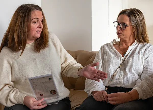 Stephanie et virginie discutant sur le canape Stephanie et virginie discutant sur le canape
